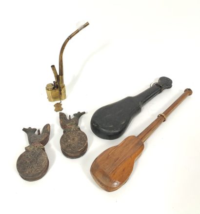 Set including : A small metal opium pipe...