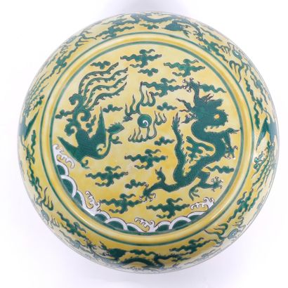  Boîte Chine en porcelaine à dcéor émaillé en jaune et vert sous couverte d'un dragon...