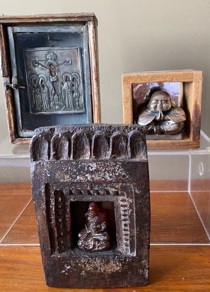  Lot including: small amber Buddha in a composite altar, metal Buddha and travel...