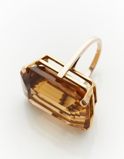  Importante BAGUE en or jaune (375) 9 carats, serti d'une citrine de taillée à degrés....