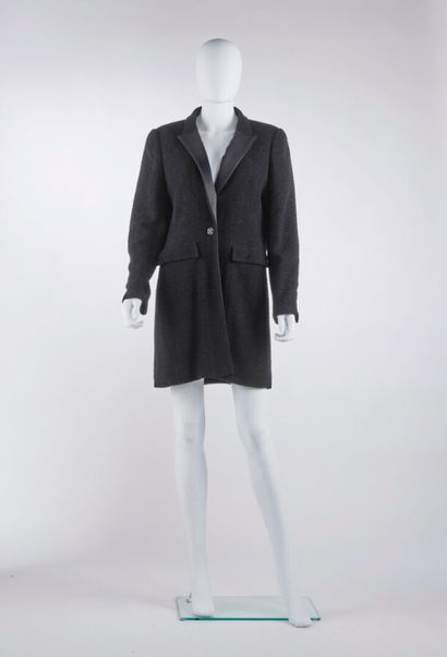  CHANEL - 2006 
Tuxedo coat in black silk satin and wool with jewelled buttons (...