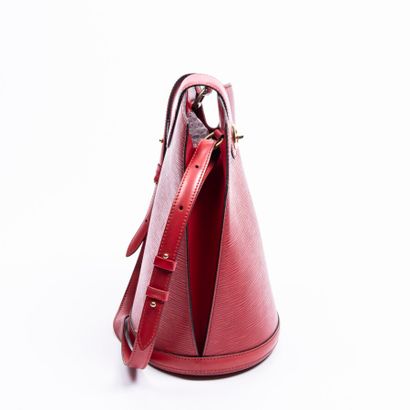  LOUIS VUITTON 
1995 
Sac "Cluny" 
"Cluny" bag 
 
Cuir Epi rouge 
Red Epi leather...