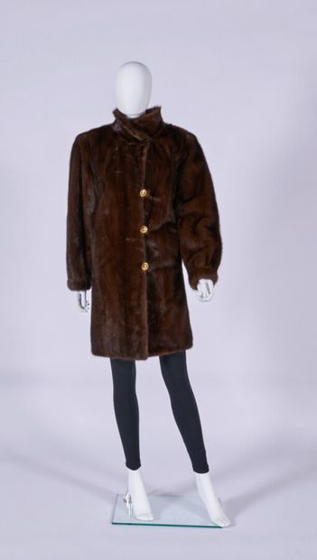  ANONYMOUS 
7/8 mink coat, gilded metal buttons, side slits (approx. TM)