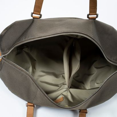  LOUIS VUITTON 
2004 
Attacker" weekend bag 
"Attaquant" weekend bag 
 
Grey canvas,...
