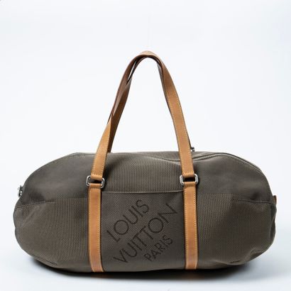  LOUIS VUITTON 
2004 
Attacker" weekend bag 
"Attaquant" weekend bag 
 
Grey canvas,...