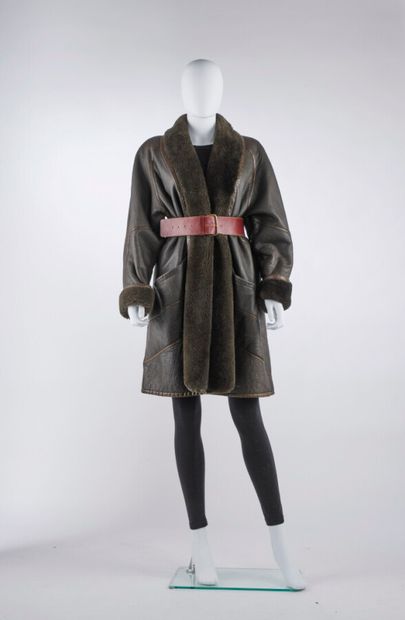  AALLARD DE MEGÈVE 
Coat in ebony wool skin and khaki leather (approx. TM) 
(patina...