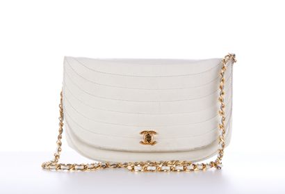 CHANEL vintage 
Off-white quilted leather...