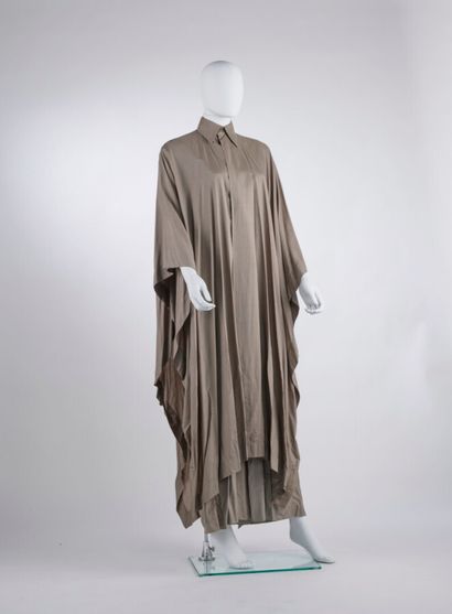  ISSEY MIYAKE - Spring-summer 1976 
DRESS AND CAPE SET in taupe silk (dress T38,...
