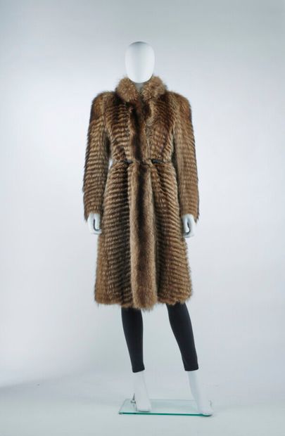  ANONYMOUS 
Coat 9/10 in raccoon (approx. TS)