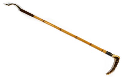  Cravache en bambou, poignée en andouiller. Bague métal Longueur : 60 cm