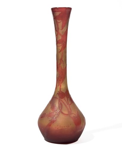D'ARGENTAL (Paul Nicolas) (1875-1952) Vase globulaire à panse aplatie, en verre multicouche...