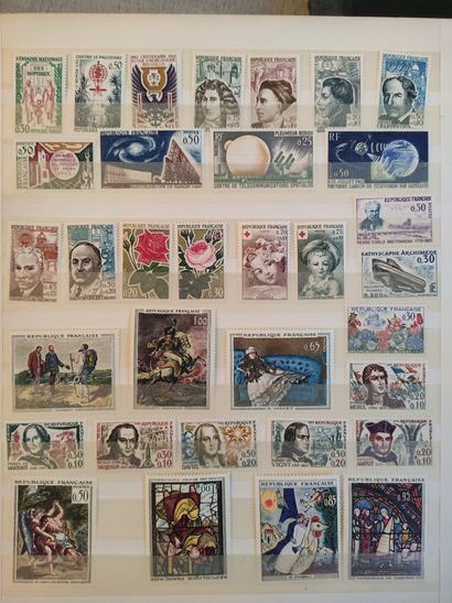 Classeur contenant des timbres semi modernes...