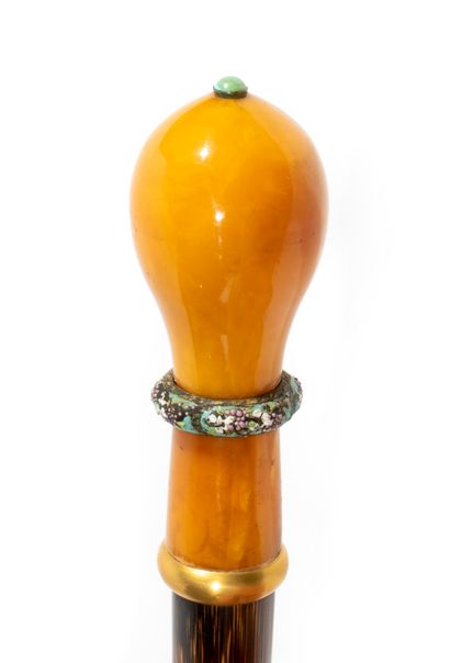  Canne à pommeau en ambre serti d'une perle de turquoise et une bague émaillée à...