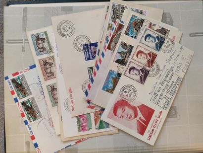  Cambodge. Album contenant une collection de timbres succincte avec diverses enveloppés...