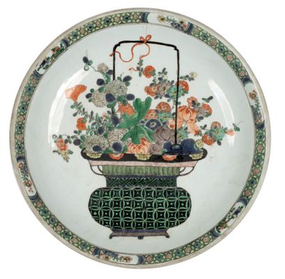 CHINE - EPOQUE KANGXI (1662 - 1722) Plat en porcelaine à décor en émaux polychromes...