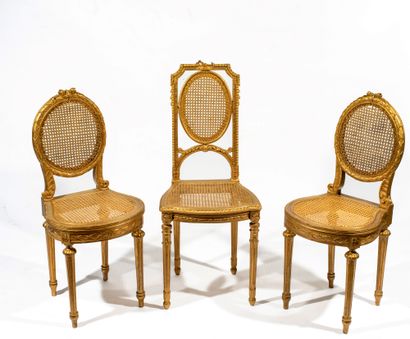  Paire de chaises en bois sculpté doré, assise et dossier cannés, pieds cannelés....