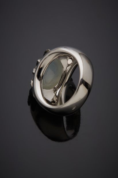  Large white gold (750‰) "sunburst" band ring adorned with an oval-shaped colorless...