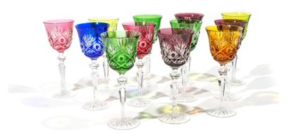 BACCARAT Klein, Bertrichamps. Suite de 12 verres à vin en cristal taillé de couleurs...