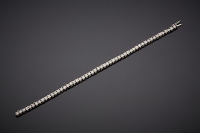  BRACELET en or gris (585‰) 14 carats, serti d'un alignement de 53 diamants taille...