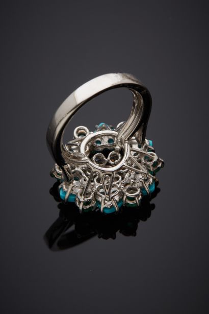  BAGUE «fleur» circulaire en or gris (585‰) 14 carats, ajouré, serti de six diamants...