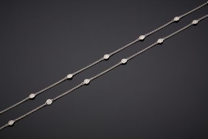  SAUTOIR chaînette en or gris (750‰) serti de 31 diamants taille brillant en serti...