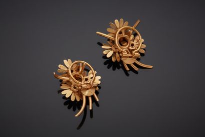  Pair of "bouquet of flowers" EARRINGS in pink gold (750‰). French work. Length :...