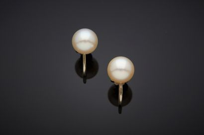  Pair of white gold (750‰) EARRINGS adorned with a white cultured pearl (not tested)....