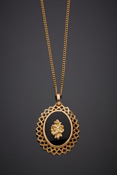  Yellow gold (750‰) openwork oval pendant and its CHAIN, adorned with an onyx plaque,...