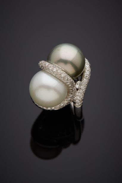  Importante BAGUE «toi et moi» en or gris (750‰) orné de deux perles de culture blanche...