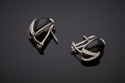  Pair of white gold (750‰) oval EARRINGS adorned with cabochon onyx flanked by a...
