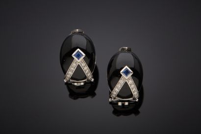  Pair of white gold (750‰) oval EARRINGS adorned with cabochon onyx flanked by a...