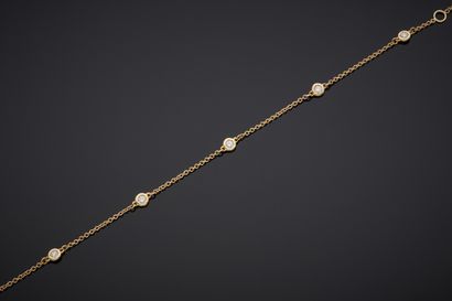  BRACELET chaînette en or jaune (750‰) serti de cinq diamants taille brillant en...
