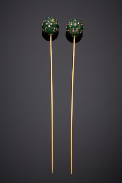  Paire d'EPINGLES à CHAPEAU en or jaune (750‰) la tête sphérique ornée d'émail vert...