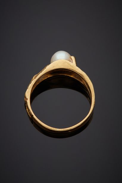  Yellow gold (750‰) ring finely openworked, amati adorned with a cultured pearl....