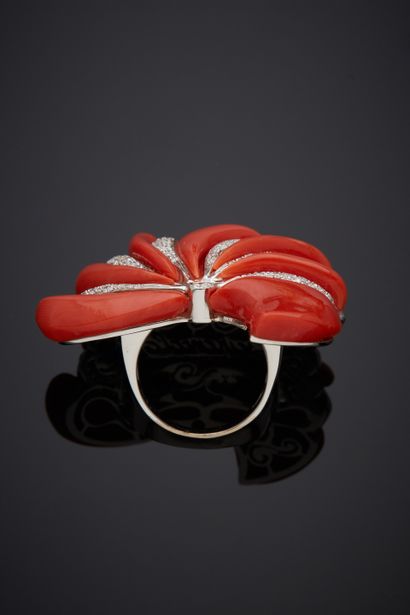  Important white gold (750‰) "fan" RING adorned with seven domed coral elements (a...