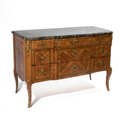 Veneered chest of drawers with central projection....