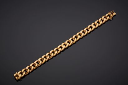  BRACELET "gourmette limée" in yellow gold (750‰). French work. Length : 18,5 cm....