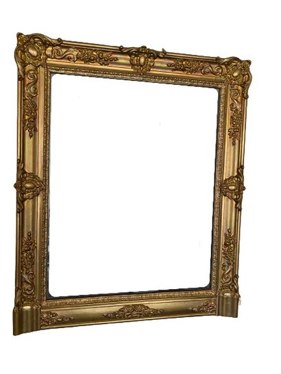  Miroir en stuc doré à motifs feuillagés. 90 x 76 cm