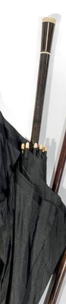  Ombrelle de couleur noire à pommeau troconique incrusté de filets d'ivoire. Longueur...