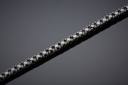  BRACELET en or noirci (750‰) serti d'un alignement de 73 diamants noirs. Poids des...