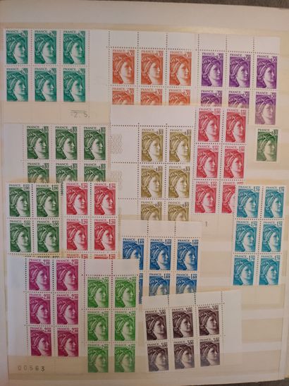 Ensemble de classeurs et de portfolios contenant des timbres et des blocs neufs...
