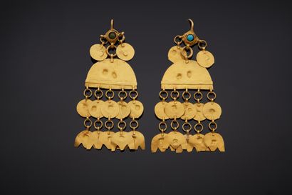  Importante paire de BOUCLES d'OREILLES en or jaune (750‰) orné d‘une turquoise cabochon,...