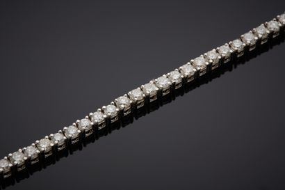  BRACELET en or gris (585‰) 14 carats, serti d'un alignement de 53 diamants taille...
