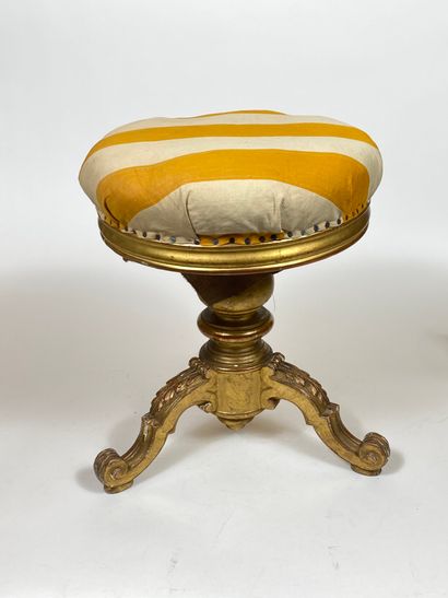  Piano stool with tripod base in gilded wood. Height : 44 cm - Diameter : 35 cm