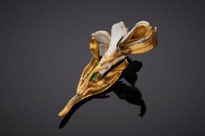  DEBRIS, anciennement broche «fleur de Lys» en or jaune (750‰) sculpté et ciselé,...