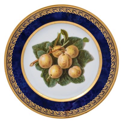 SÈVRES 6 assiettes du service de la duchesse de Berry, décor polychrome de prunes...