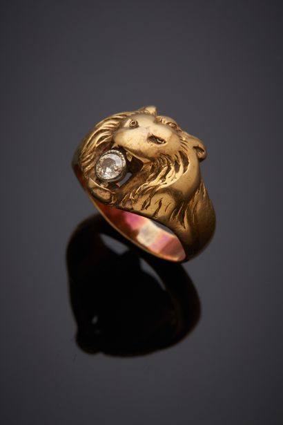  Yellow gold (750‰) chased "lion" ring, the fangs holding a close-set old-cut diamond....