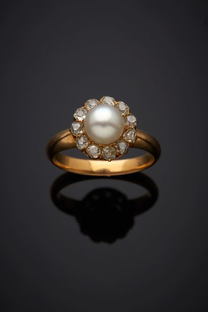  Yellow gold (750‰) "daisy" ring adorned with a white pearl (untested), surrounded...