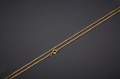  Yellow gold (750‰) chain with square links. Length : 52,5 cm. Weight: 6.6 g.