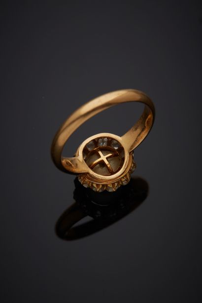  Yellow gold (750‰) "daisy" ring adorned with a white pearl (untested), surrounded...